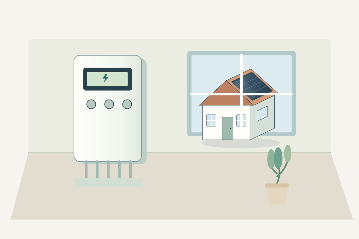 Schematische elektriciteitsmeter naast een raam met zicht op een woning met zonnepanelen.