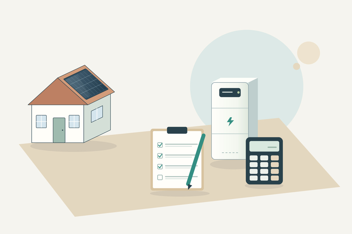 Woningmodel met zonnepanelen, batterij, checklist en rekenmachine op een tafel.