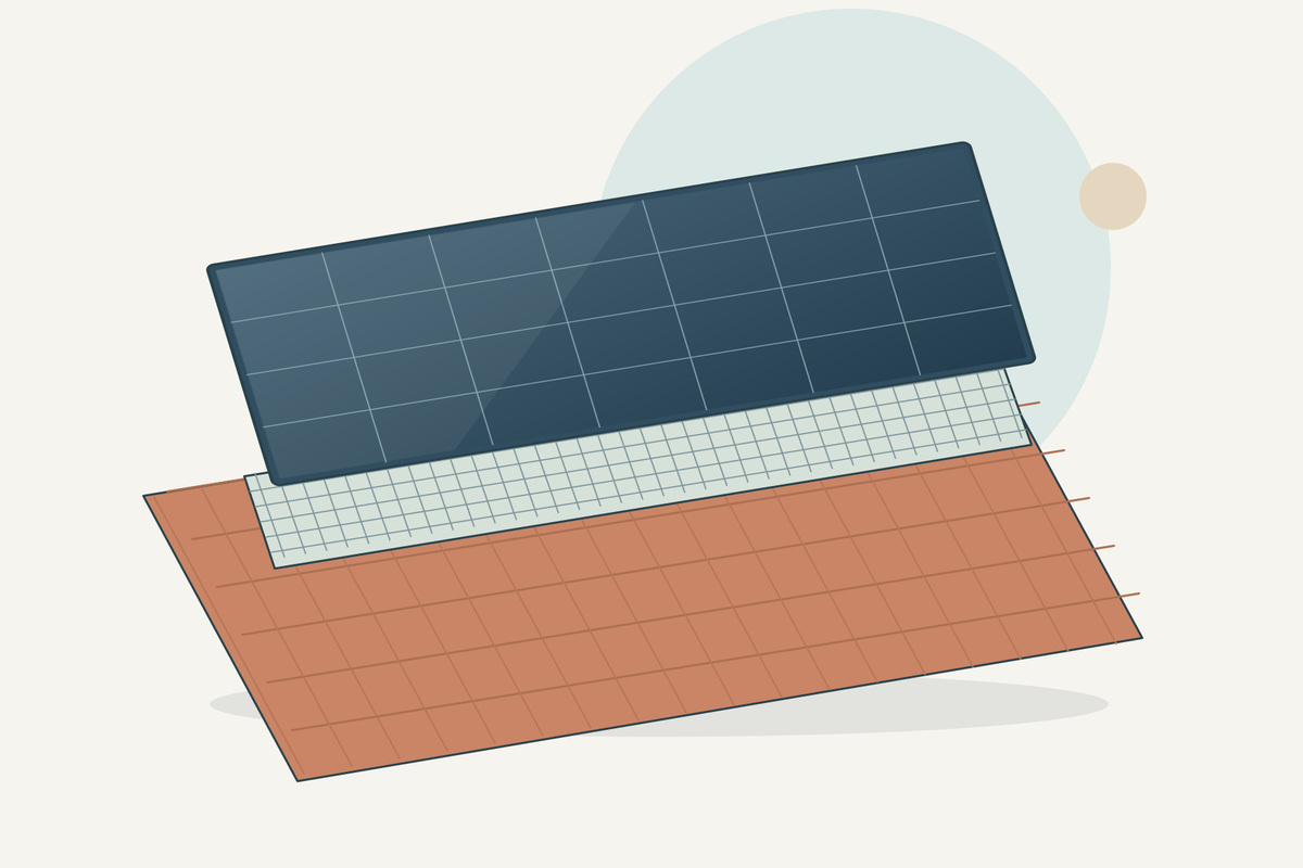Schematische gaasafscherming onder de rand van een zonnepaneel boven een pannendak.